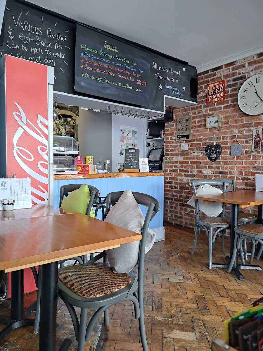 Dollies Cafe & Bar - 4