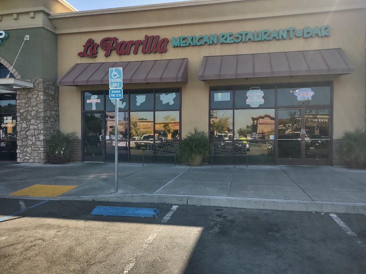 La Parrilla Mexican Restaurant & Bar - 4