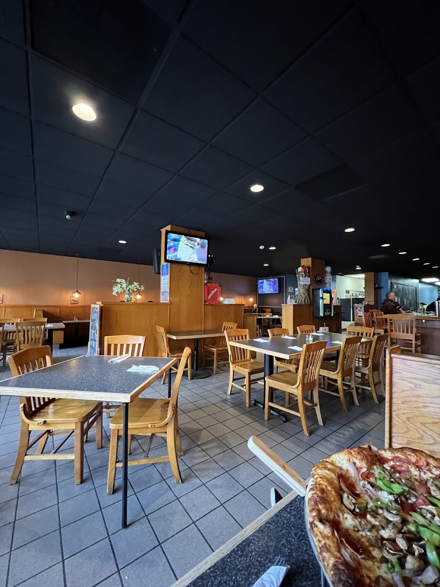 Caps Pizza & Bar - 3