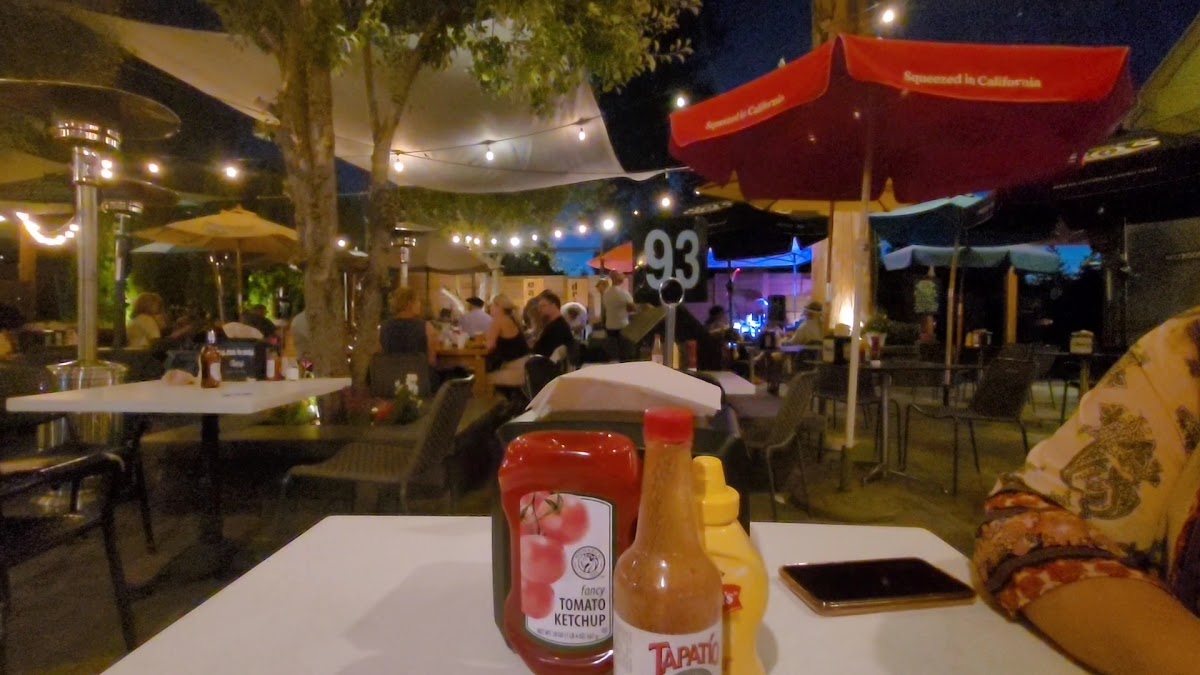 572 Social kitchen & lounge - 2