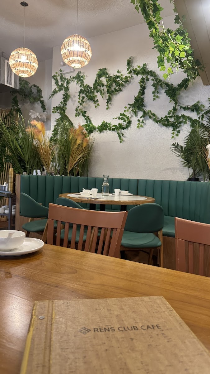 RENS Cafe & Bistro - 3