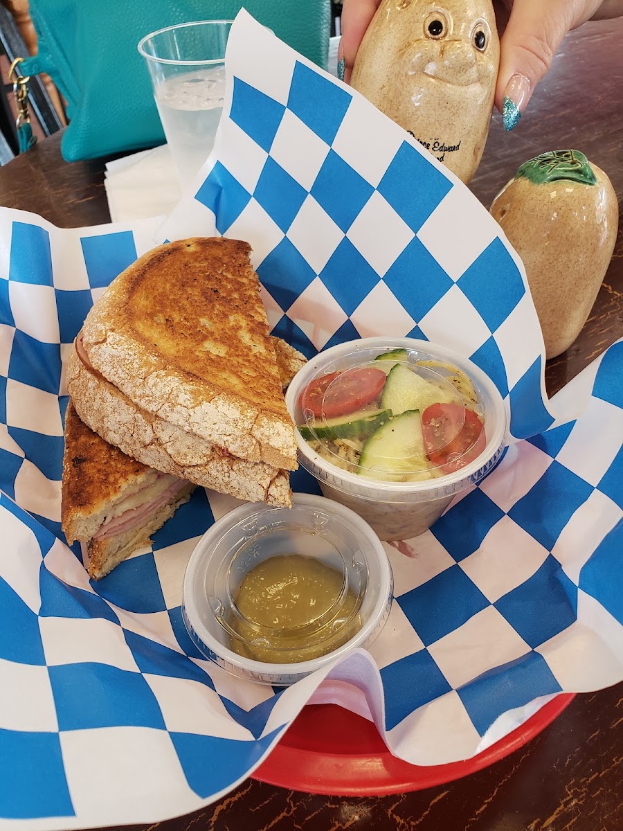MOMO's Cafe - 4