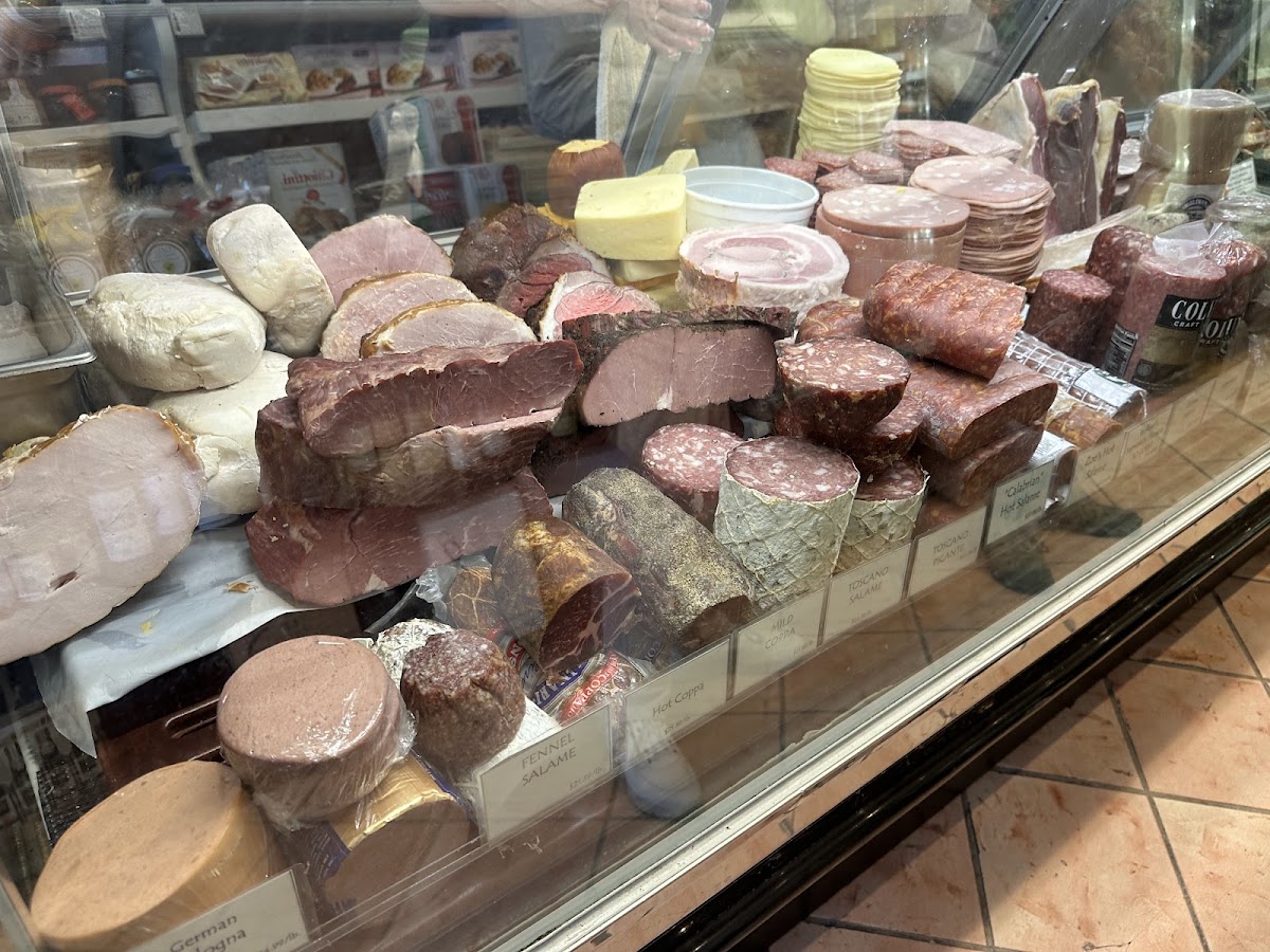 Lucca Delicatessen - 4