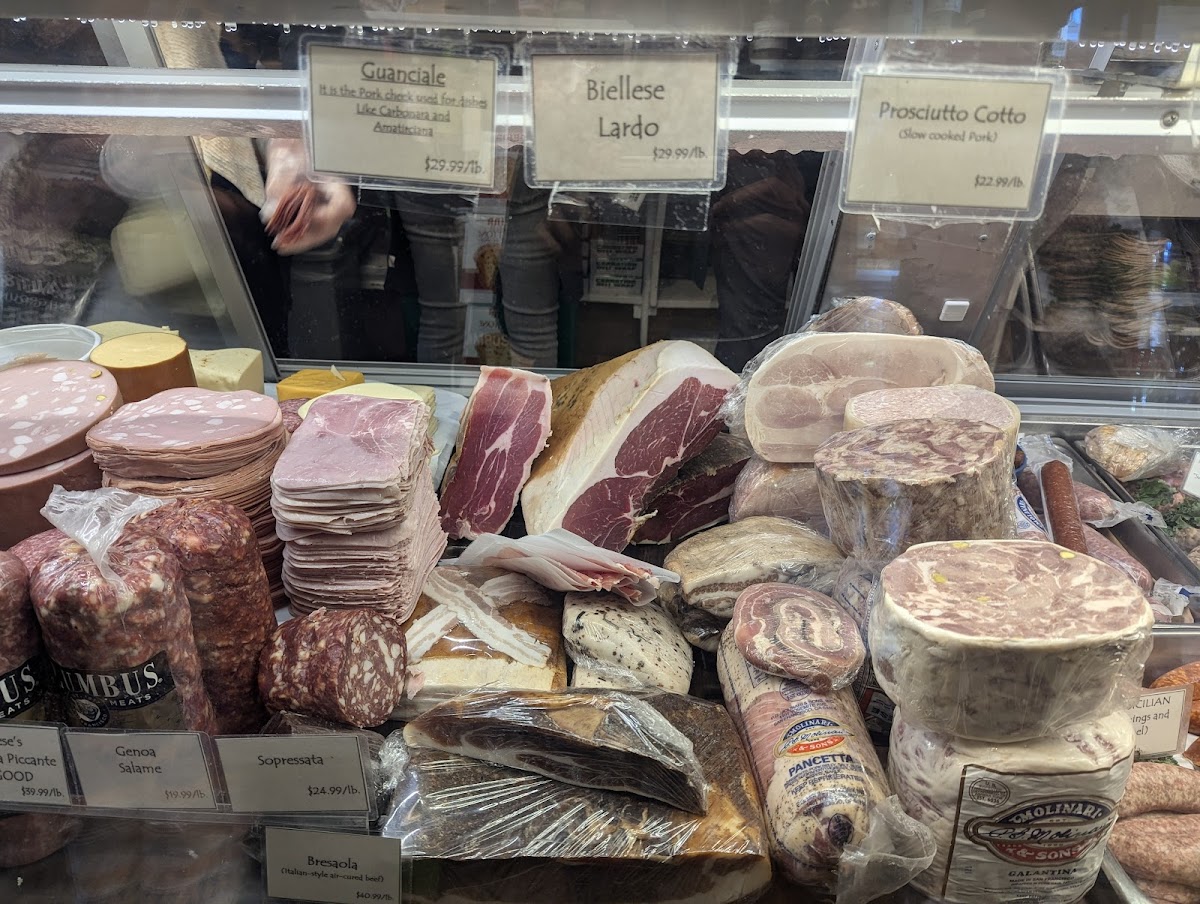 Lucca Delicatessen - 5