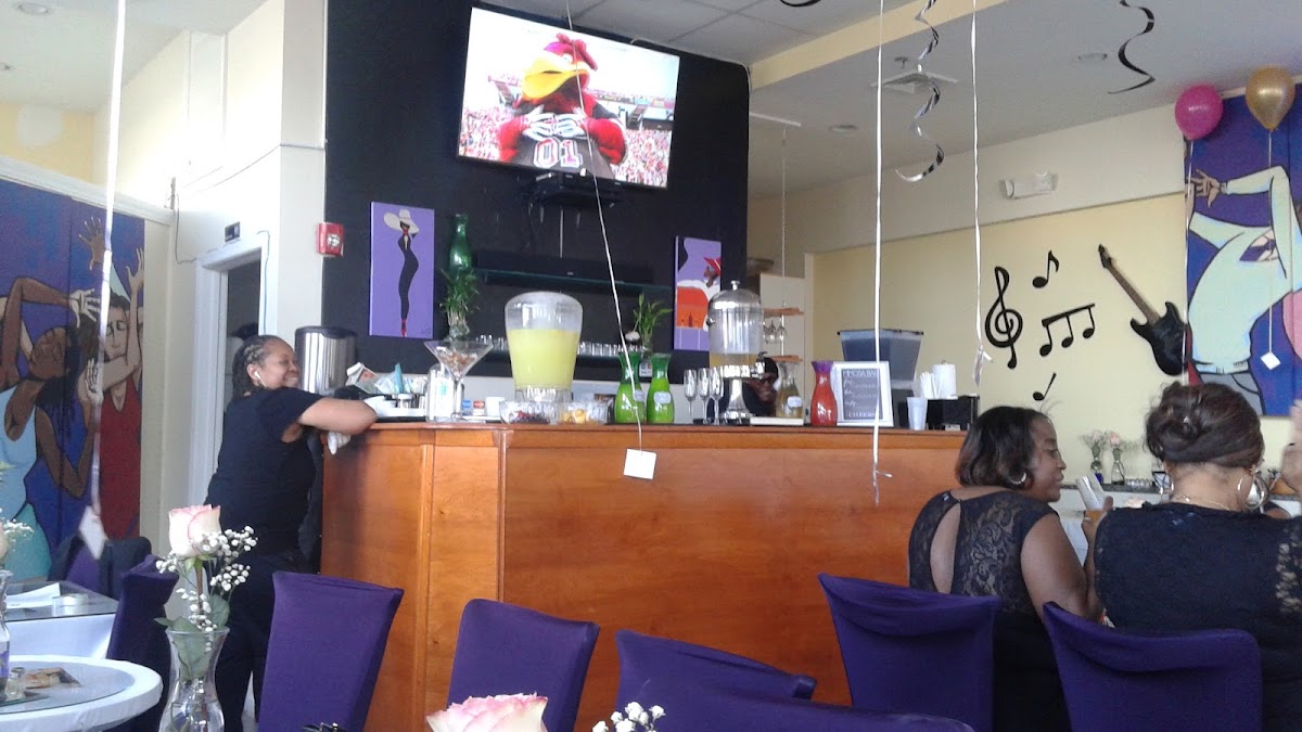 Diamondz N Da Ruff Cafe And Lounge - 10