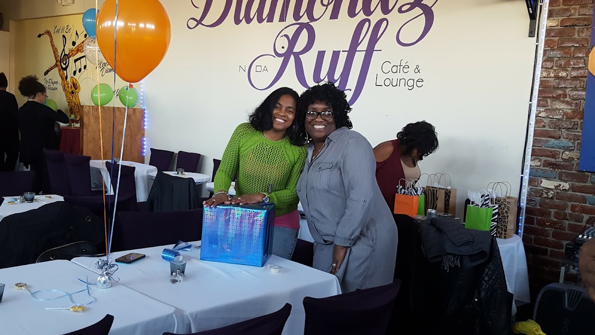 Diamondz N Da Ruff Cafe And Lounge - 4