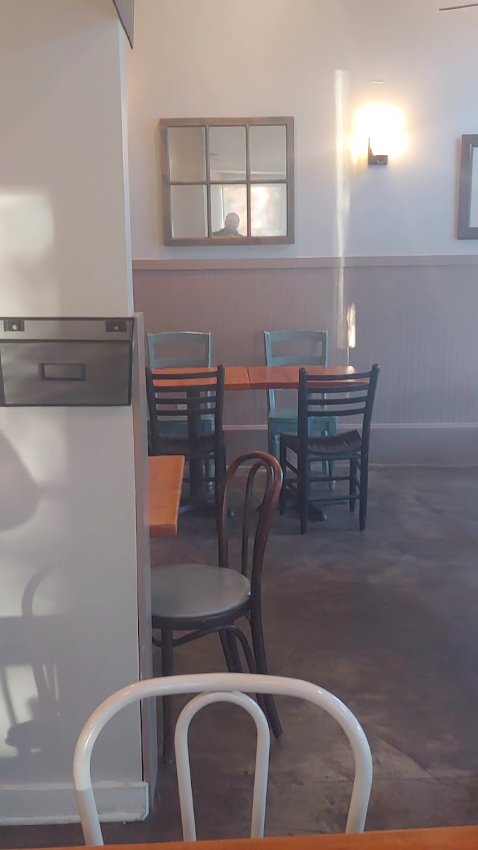 Le's Baguette Banh Mi Cafe - 2