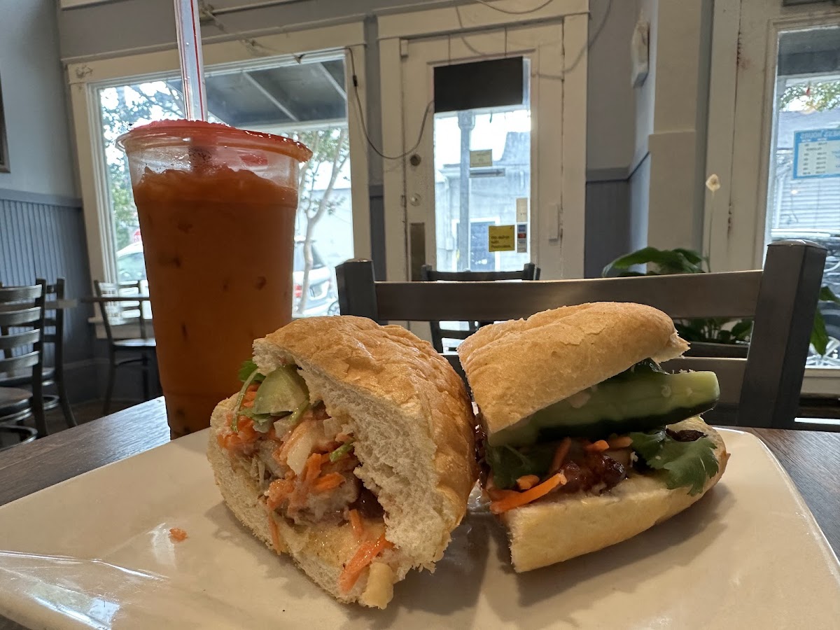 Le's Baguette Banh Mi Cafe - 3