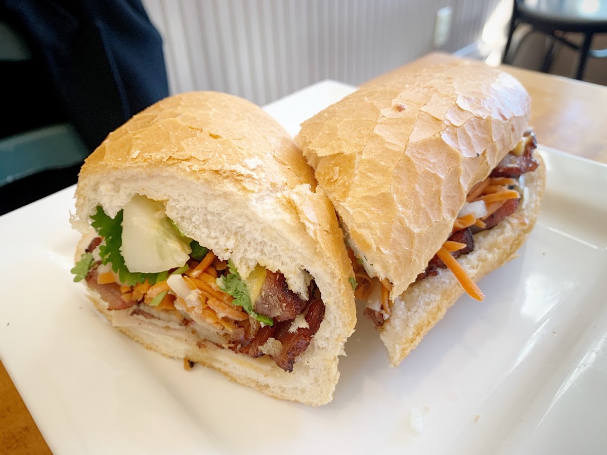 Le's Baguette Banh Mi Cafe - 5