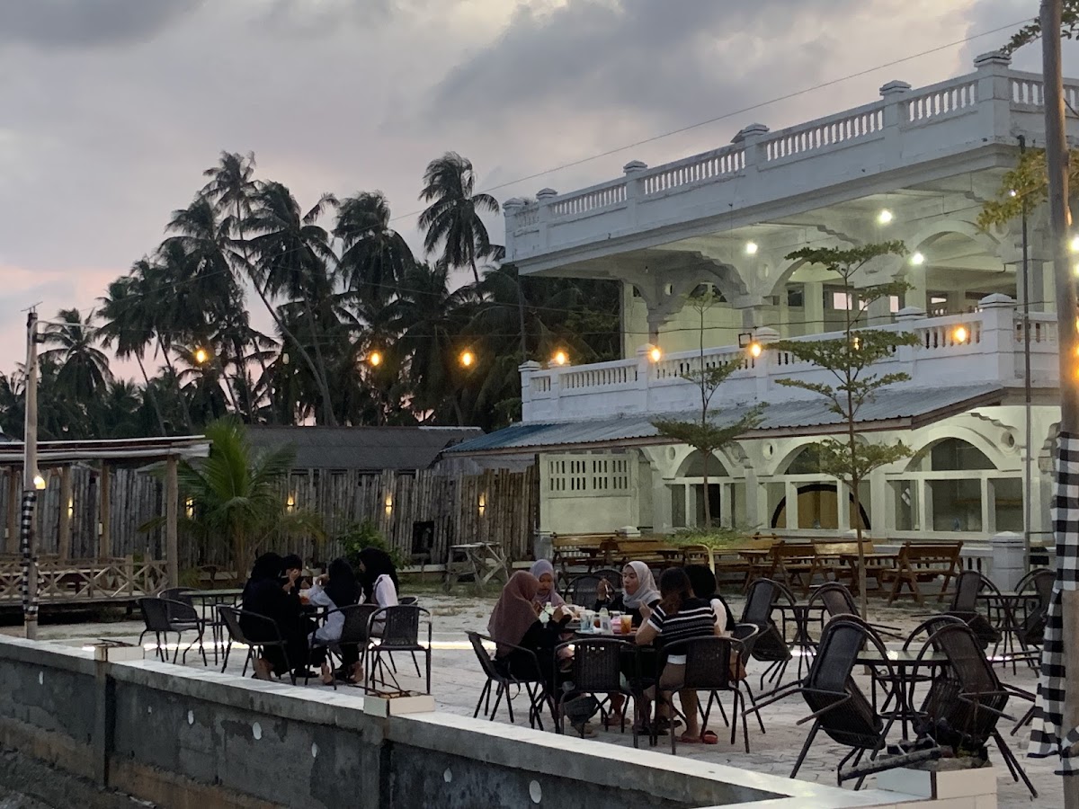 Coco Cafe & Resto - 3