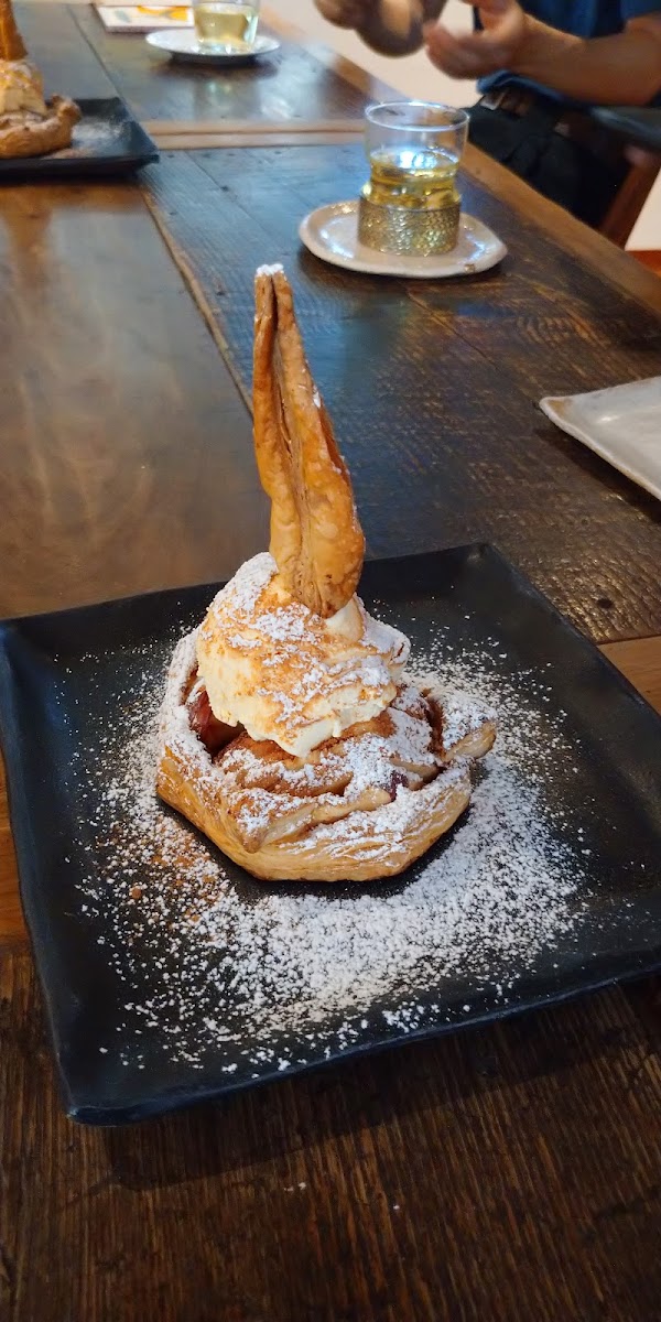 GALLERY.BOOK.CAFE DEN - 5