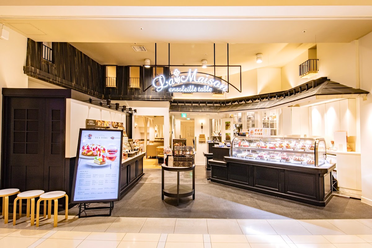 La Maison Ensoleille Table