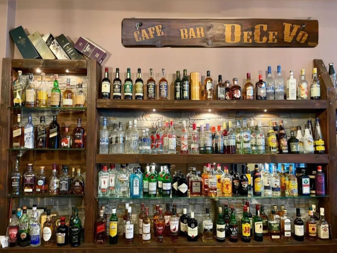 Decevo cafe bar