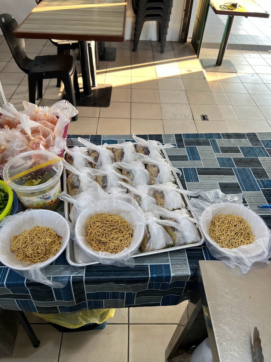 L.J Noodles Cafe - 7