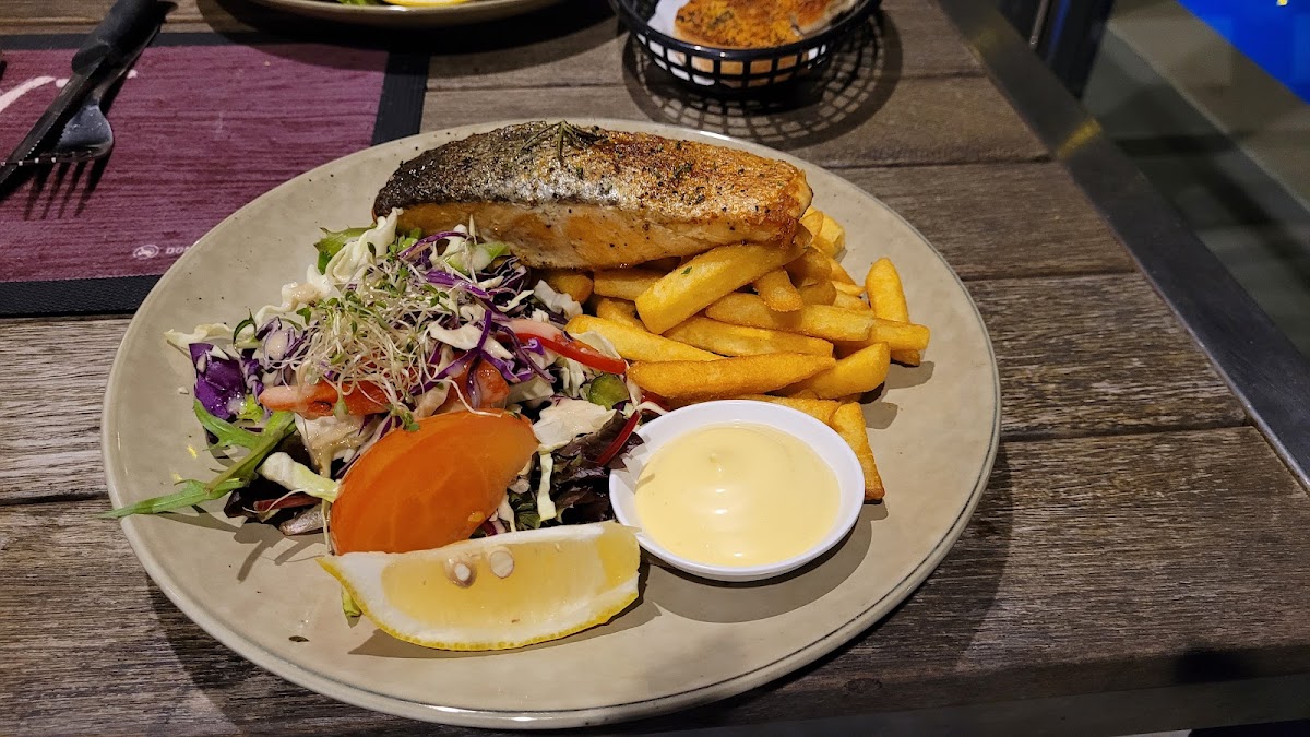 Middle Rock Cafe & Bar - 2