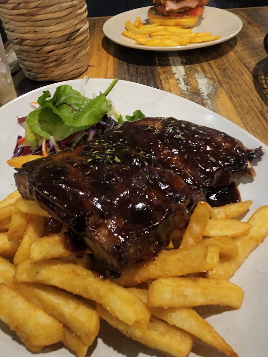 Middle Rock Cafe & Bar - 3