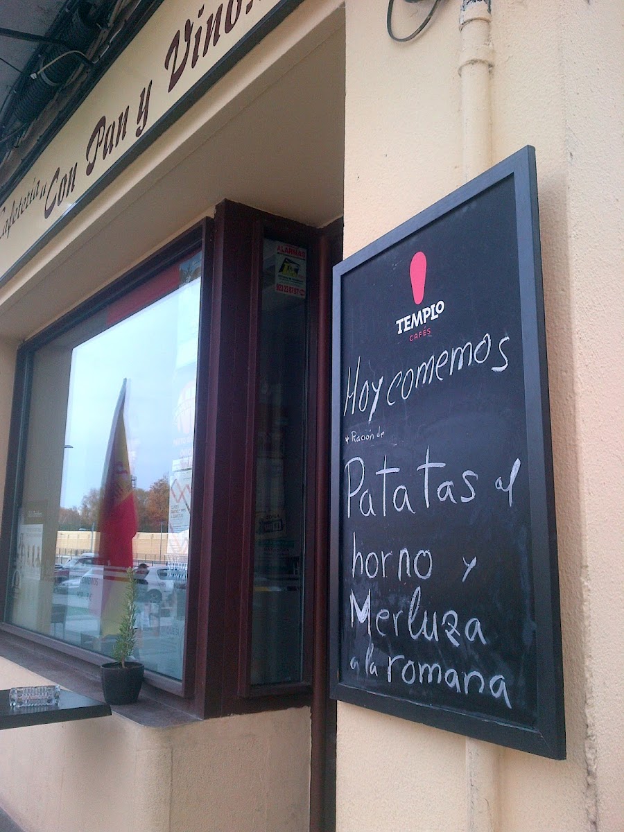 Cafetería Con Pan y Vino - 1