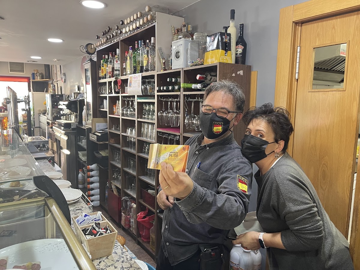 Cafetería Con Pan y Vino - 3