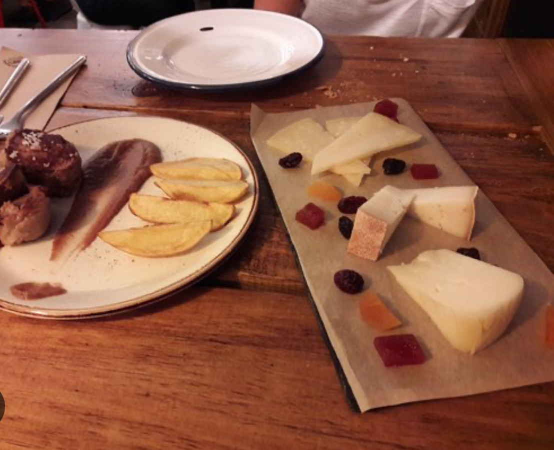 Cafetería Con Pan y Vino - 9