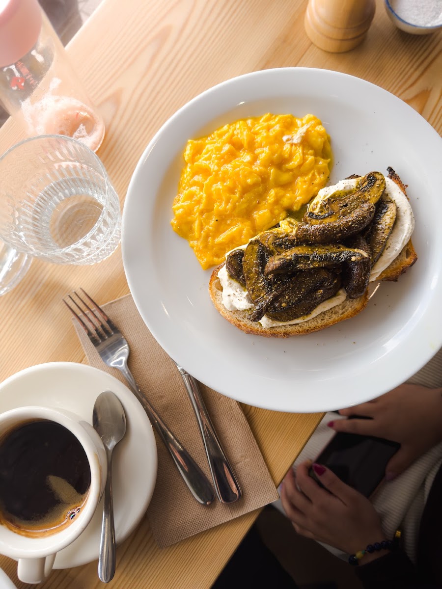 Young Dandy Cafe - 8