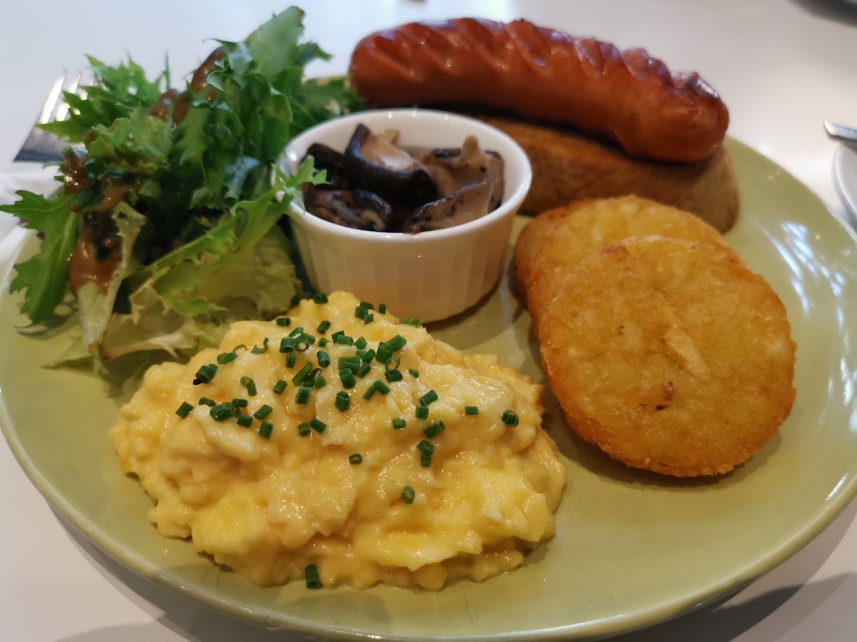 Tuxedo Café & Pâtisserie at Carlton City Hotel - 10