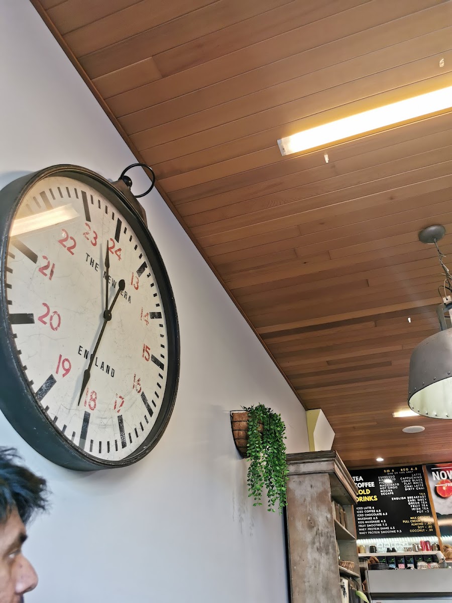 Fresh and Simple Cafe Restaurant - 7