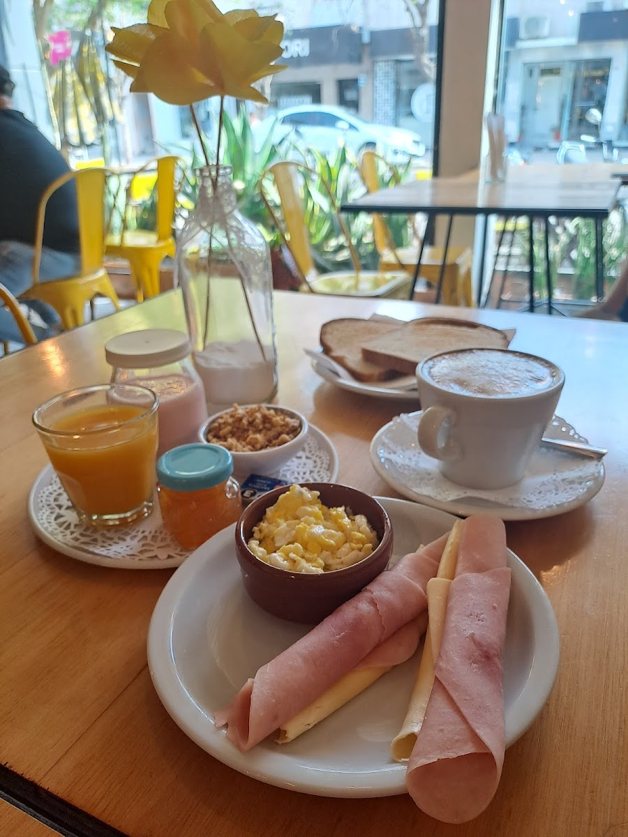 Nuevo Amor Amarillo Cafe - 6