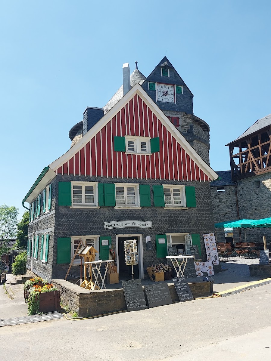 Holztruhe am Schlosstor Stephan John