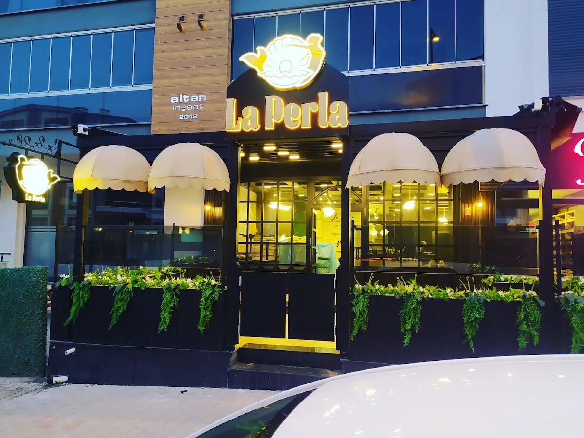 La Perla Café