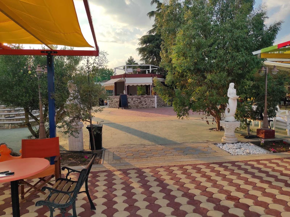 Pool Bar & Café Paradise