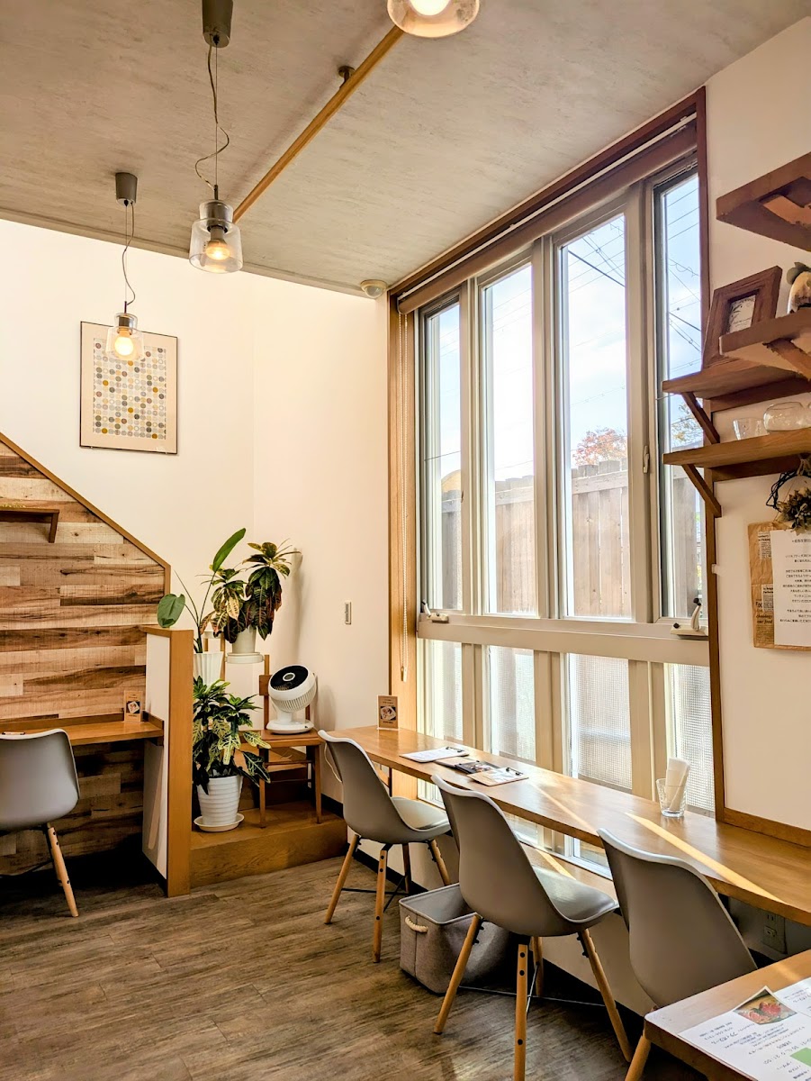 CAFF & RESTAURANT プティボヌール PETIT BONHEUR