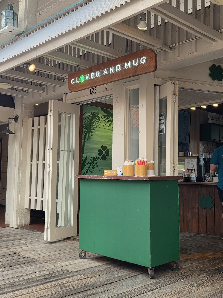 Clover and Mug (Kona Inn Shopping Village) - 4