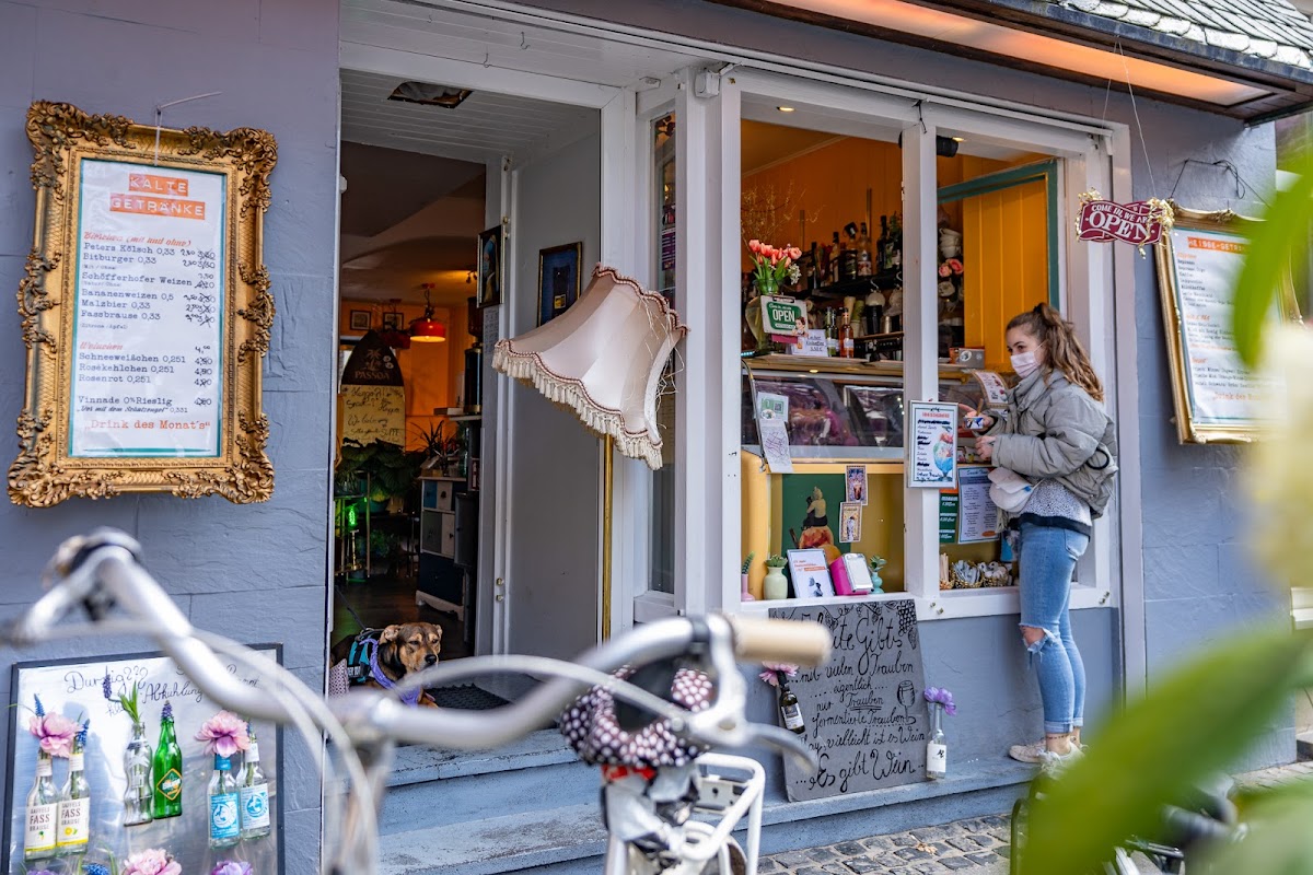 ArtCaf'e-Bar (Coffee/Cocktails & More)