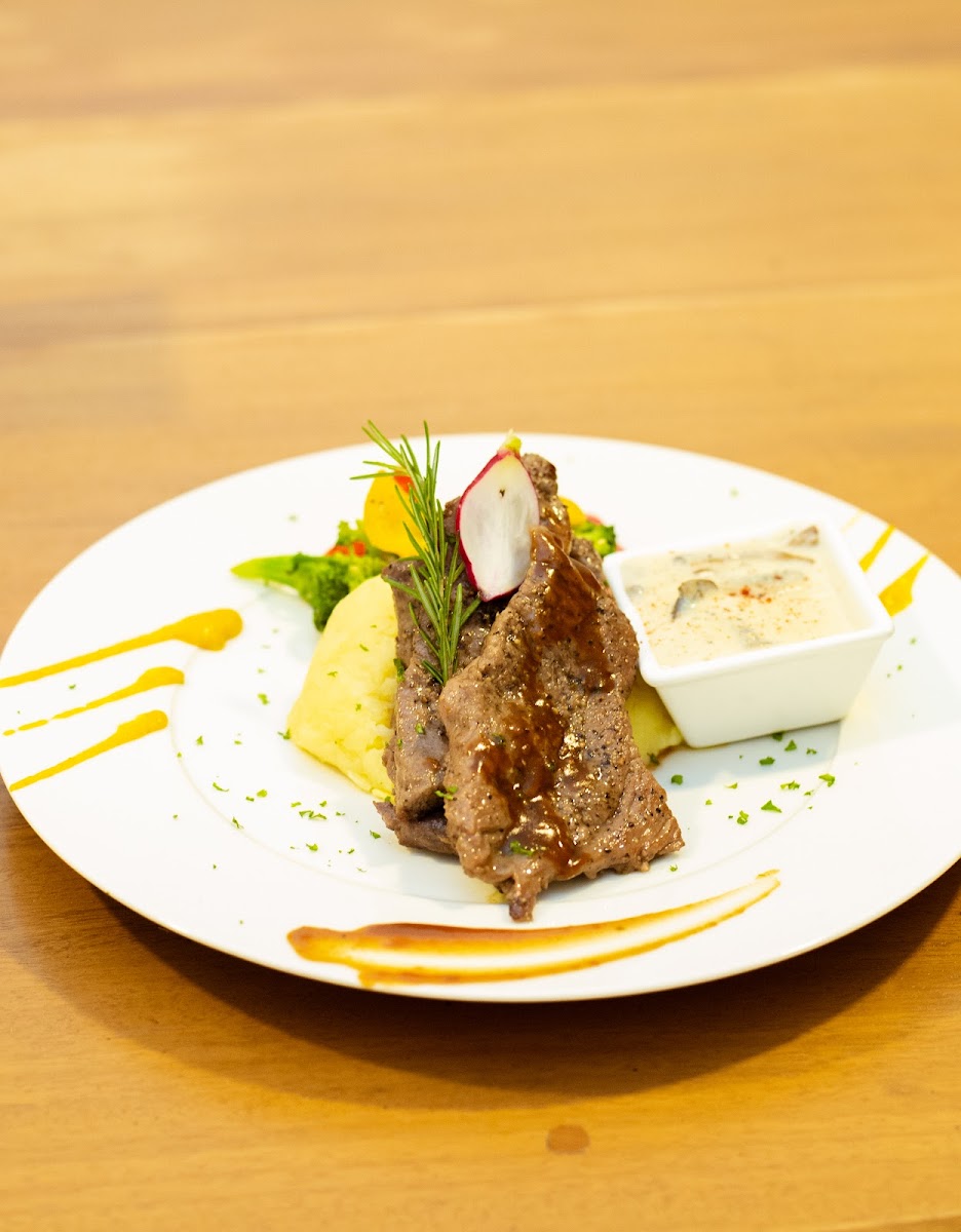 Aura Lounge and Espresso Bar - 7