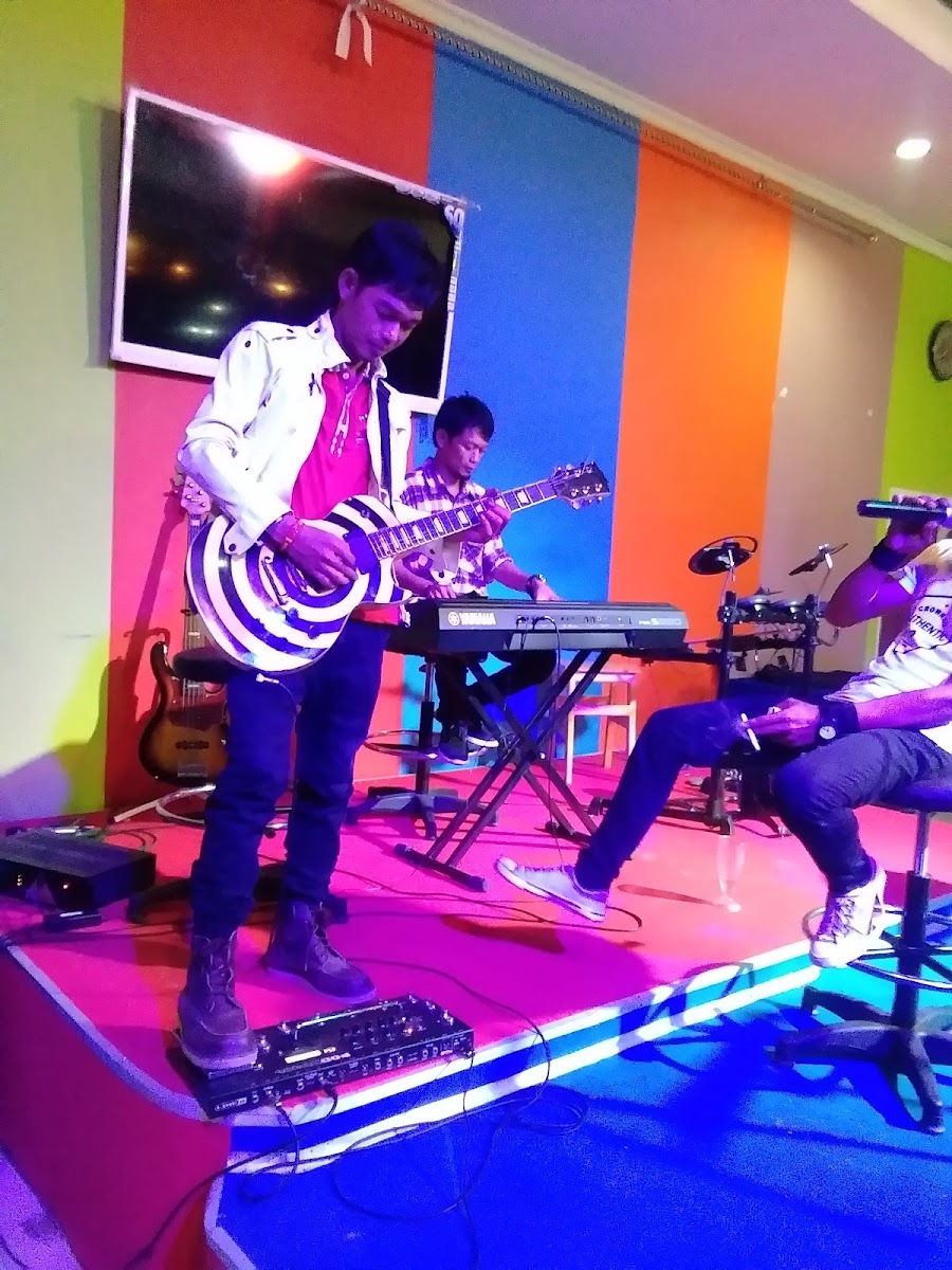 Rainbow Cafe & Resto - 4