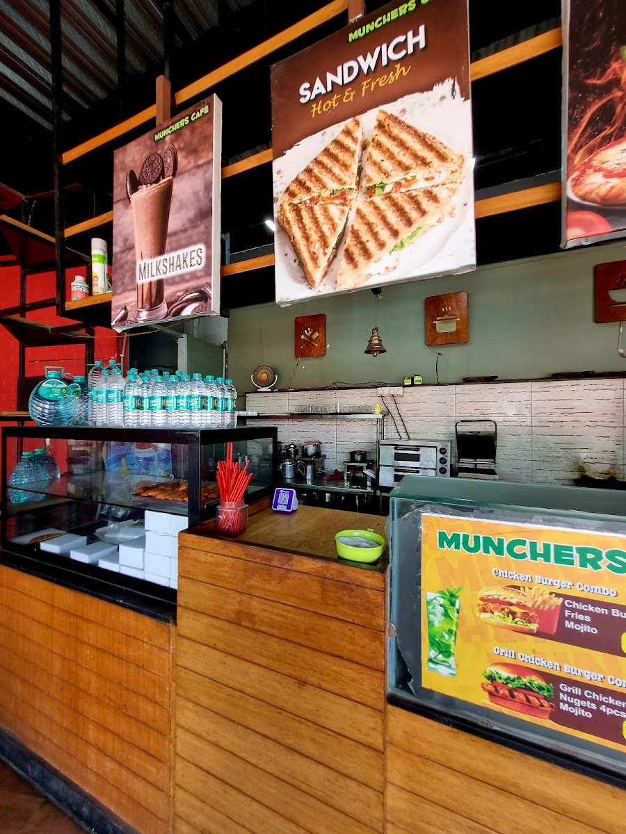 Munchers Cafe - 3