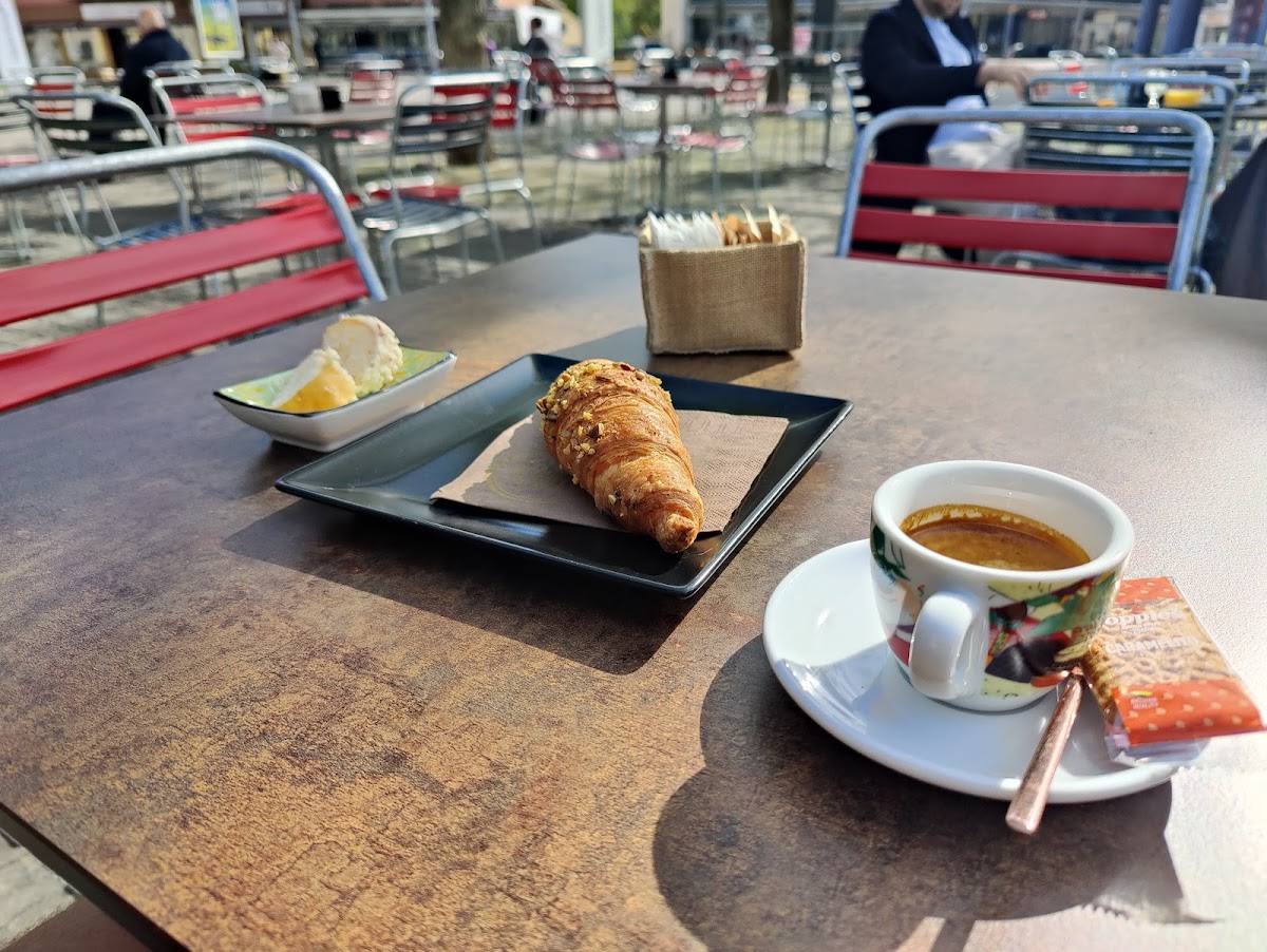 Livi's Cafe & Lounge - 7