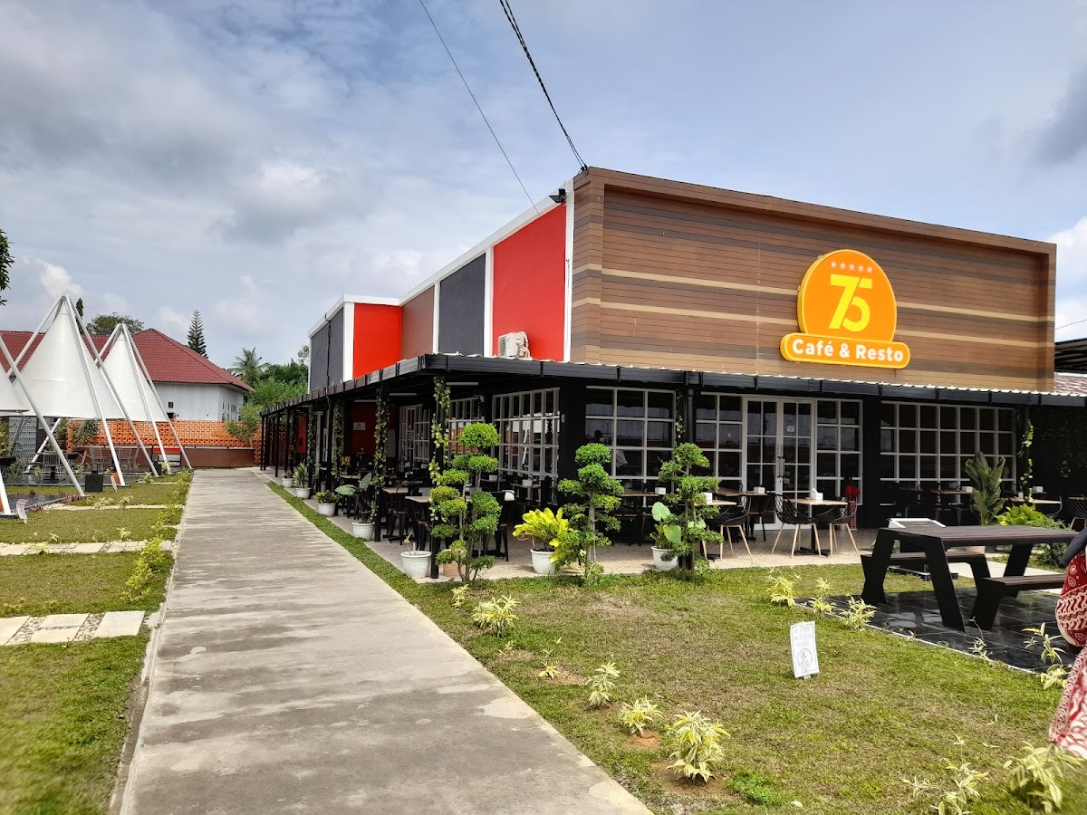 75 cafe & resto Cikampak