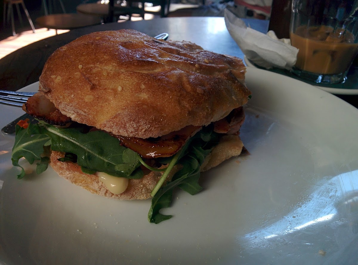 Lucky Duck Cafe and Bar - 7