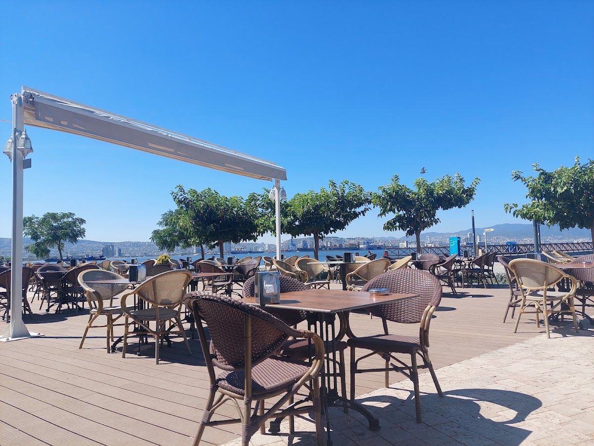 Bayraklı İskele Cafe