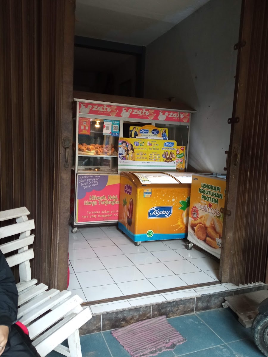 Lezatoz fried chicken cafe