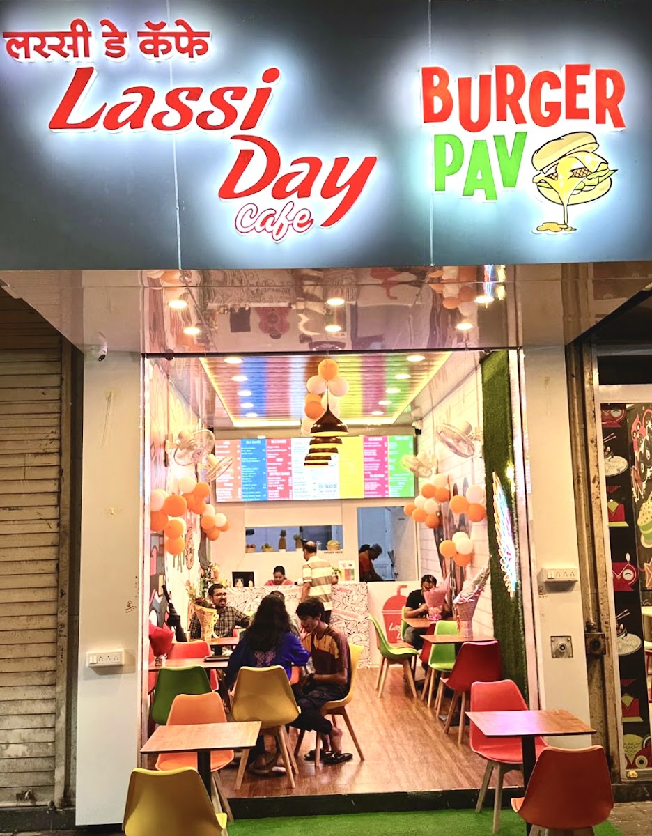 LASSI DAY CAFE / BURGER PAV