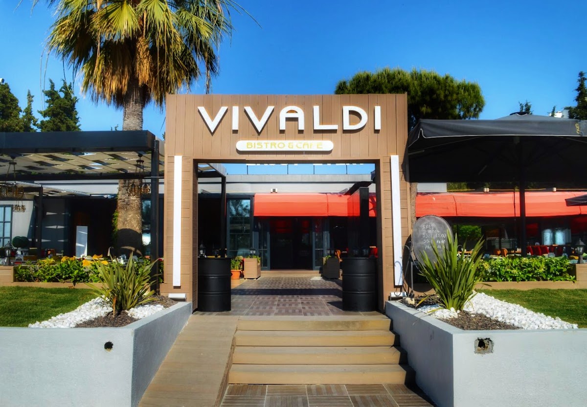 Vivaldi Bistro & Cafe - 3