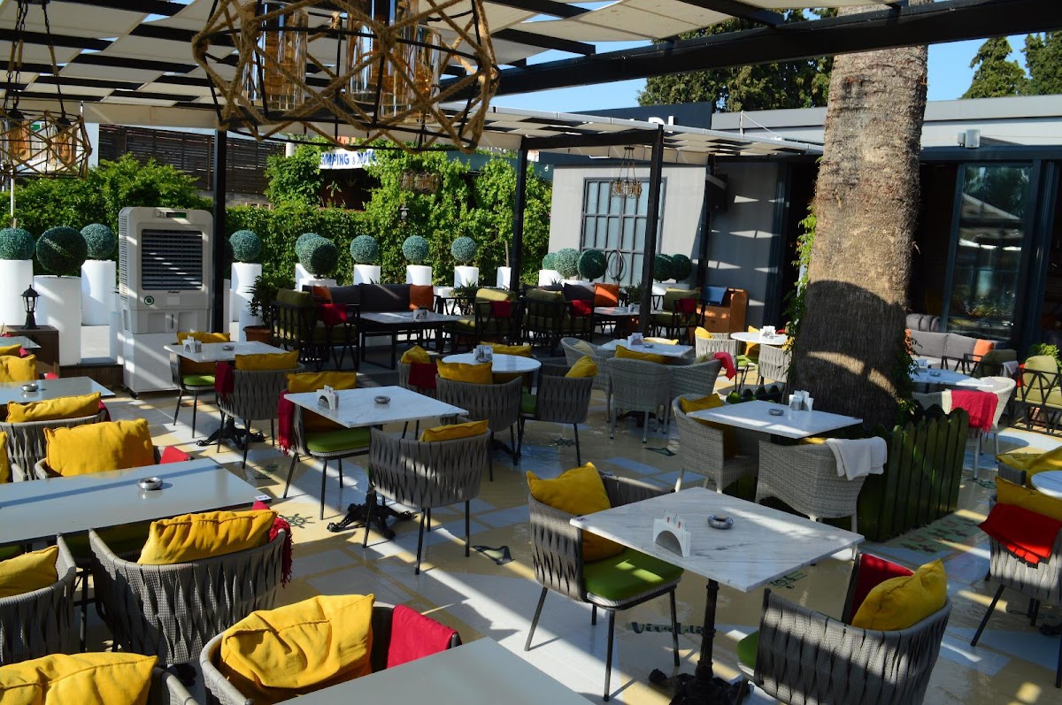 Vivaldi Bistro & Cafe - 4