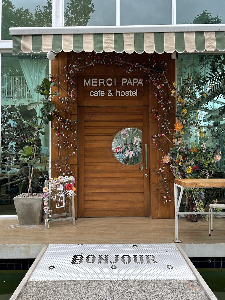 Merci Papa Café and Hostel