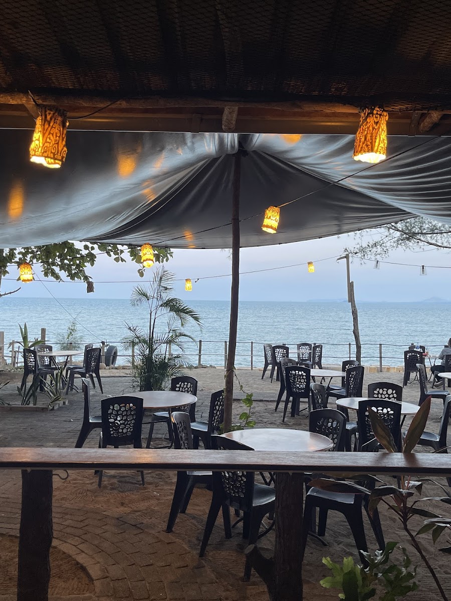 Mama Knows @ Fedelia Beach Garden Cafe