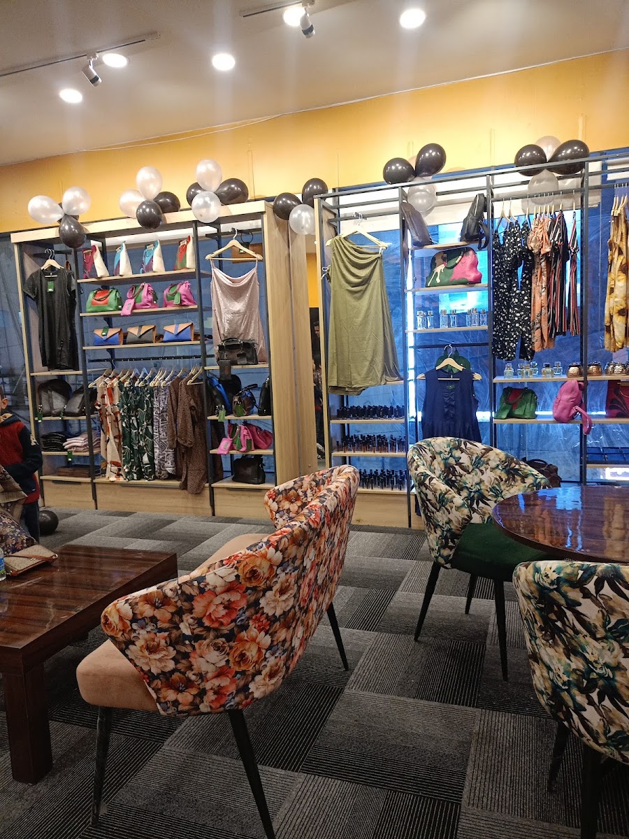 Kayastra fashion cafe