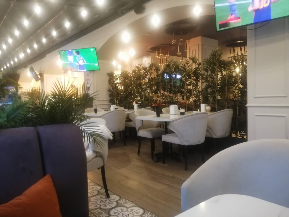 Amazzon Cafe Lounge - 3