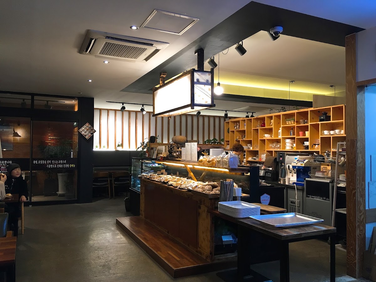 콩과밀 coffee & bakery