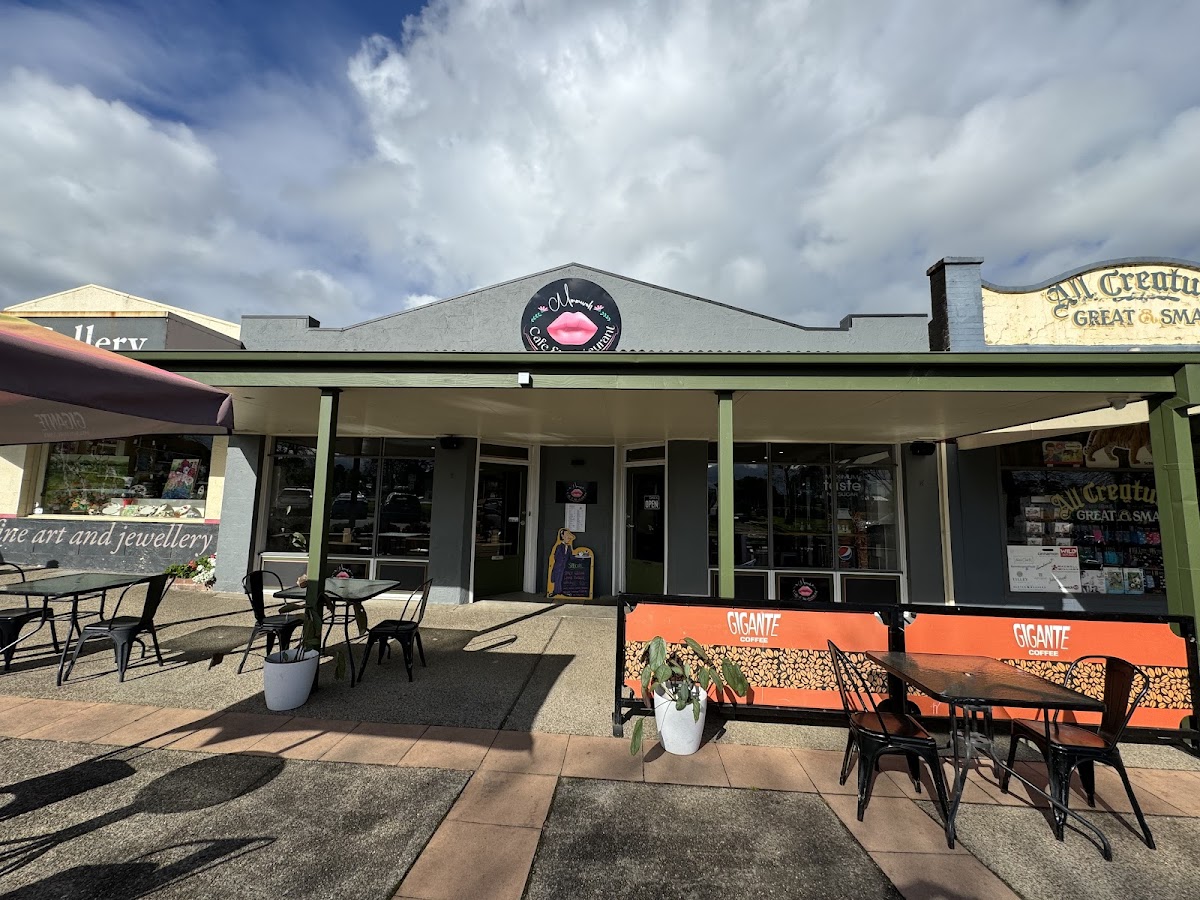 Mmmwah Cafe and Restaurant